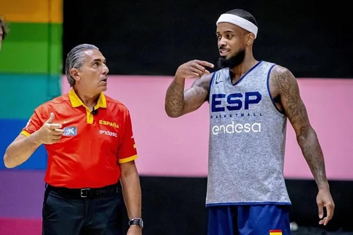 Scariolo y Brown charlan durante un entrenamiento