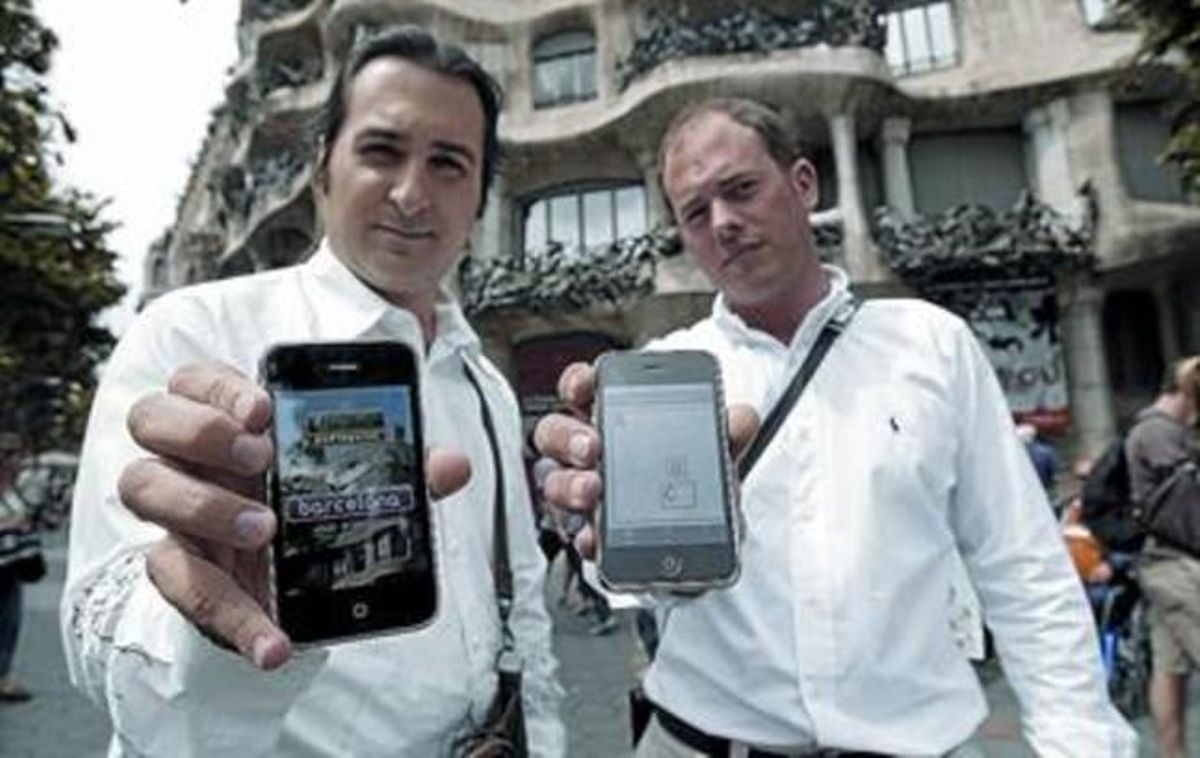 Schiaffino (esquerra) i Guitart mostren una de les seves guies en dos iPhones, davant de la Pedrera. Schiaffino (esquerra) i Guitart mostren una de les seves guies en dos iPhones, davant de la Pedrera.