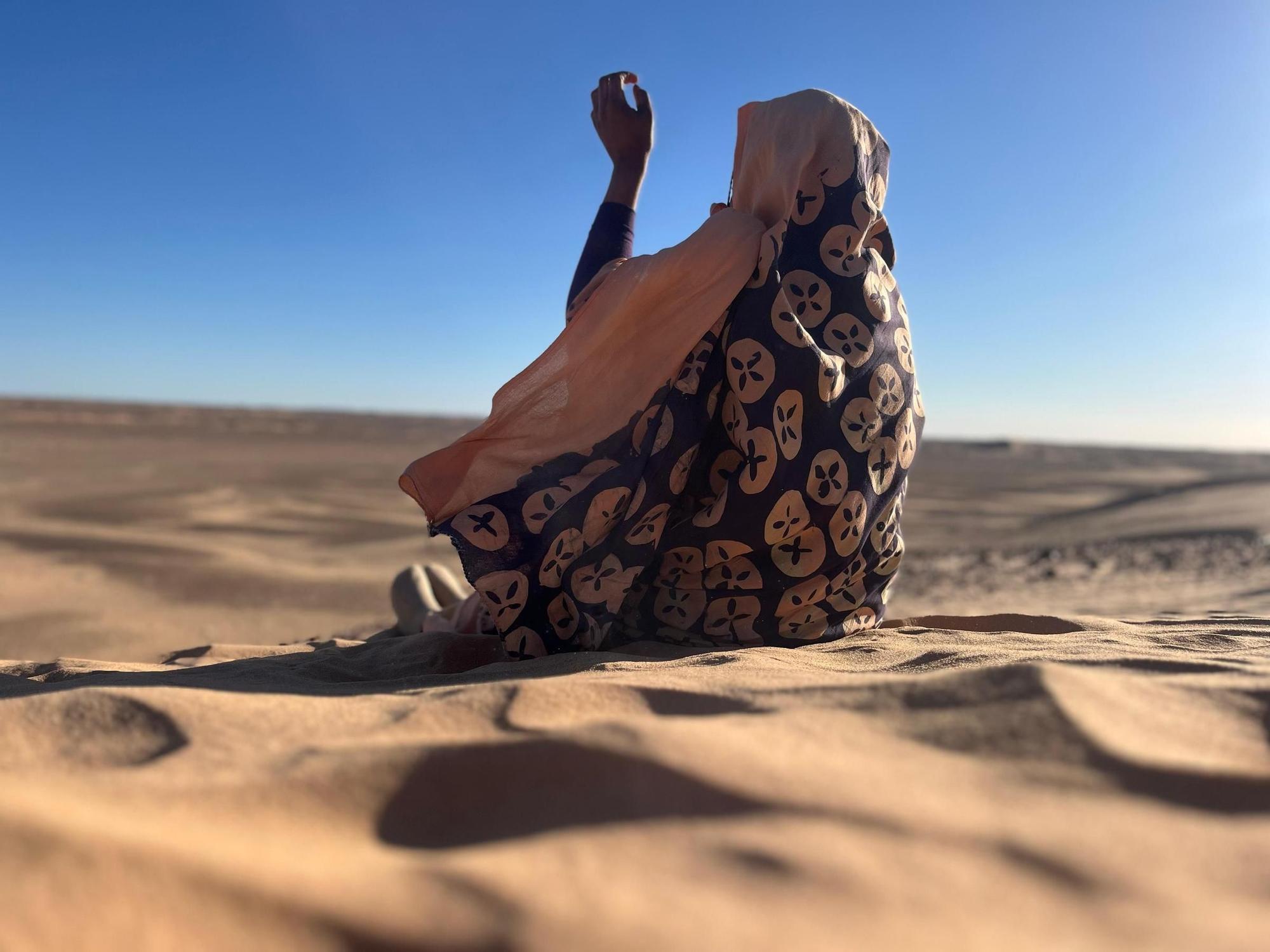 Muller nas dunas do desero.jpeg
