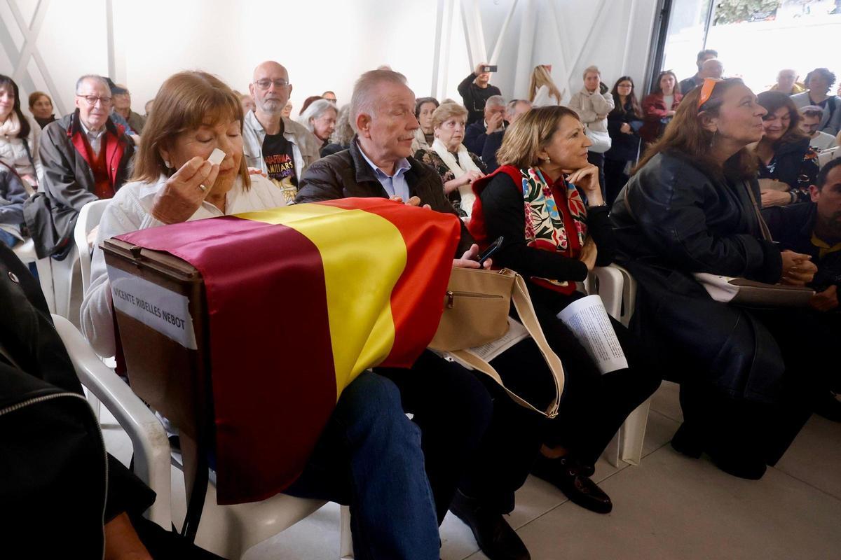 Rafael Mollà recibe los restos de su padre, Juan Mollà, este domingo en el Cementerio de Paterna