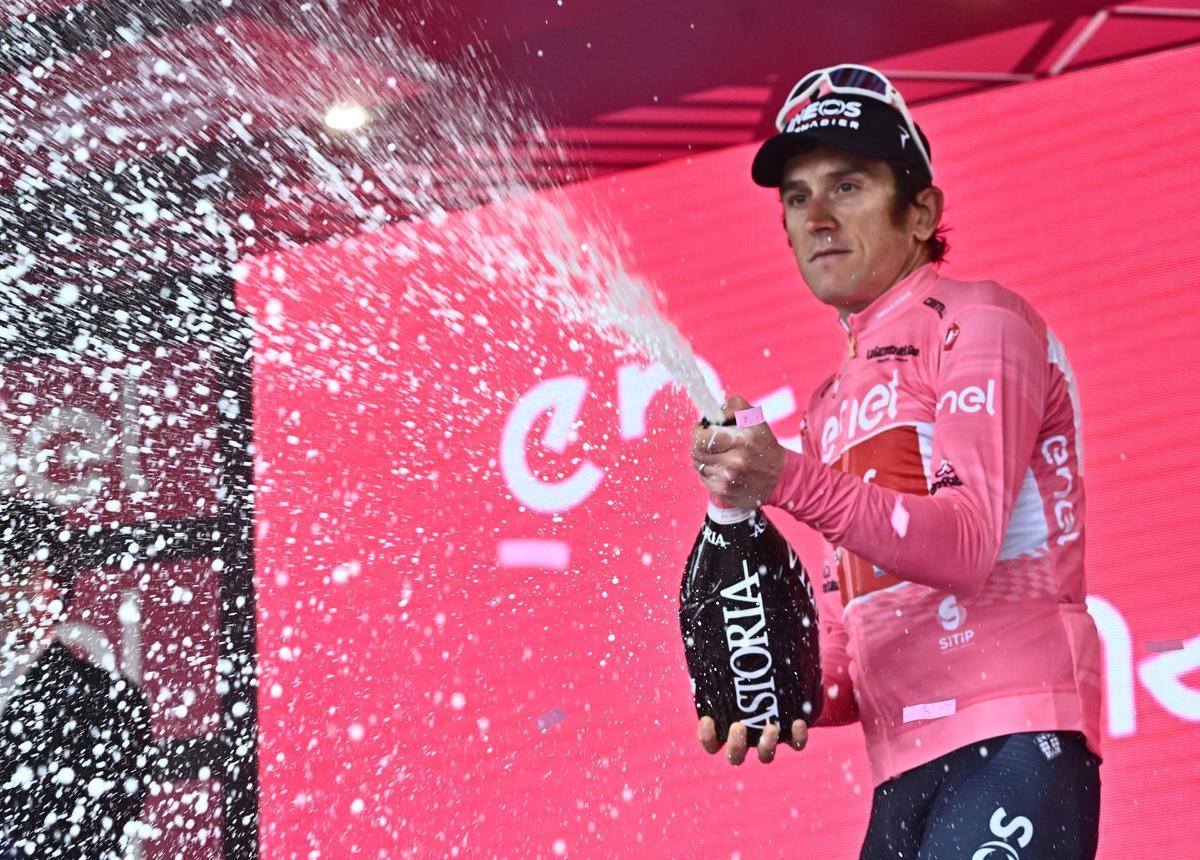 Viareggio (Italy), 16/05/2023.- British rider Geraint Thomas of Team Ineos Grenadiers celebrates on the podium retaining the overall leader’s pink jersey after the 10th stage of the 2023 Giro d’Italia cycling race over 196 km from Scandiano to Viareggio, Italy, 16 May 2023. (Ciclismo, Italia) EFE/EPA/LUCA ZENNARO