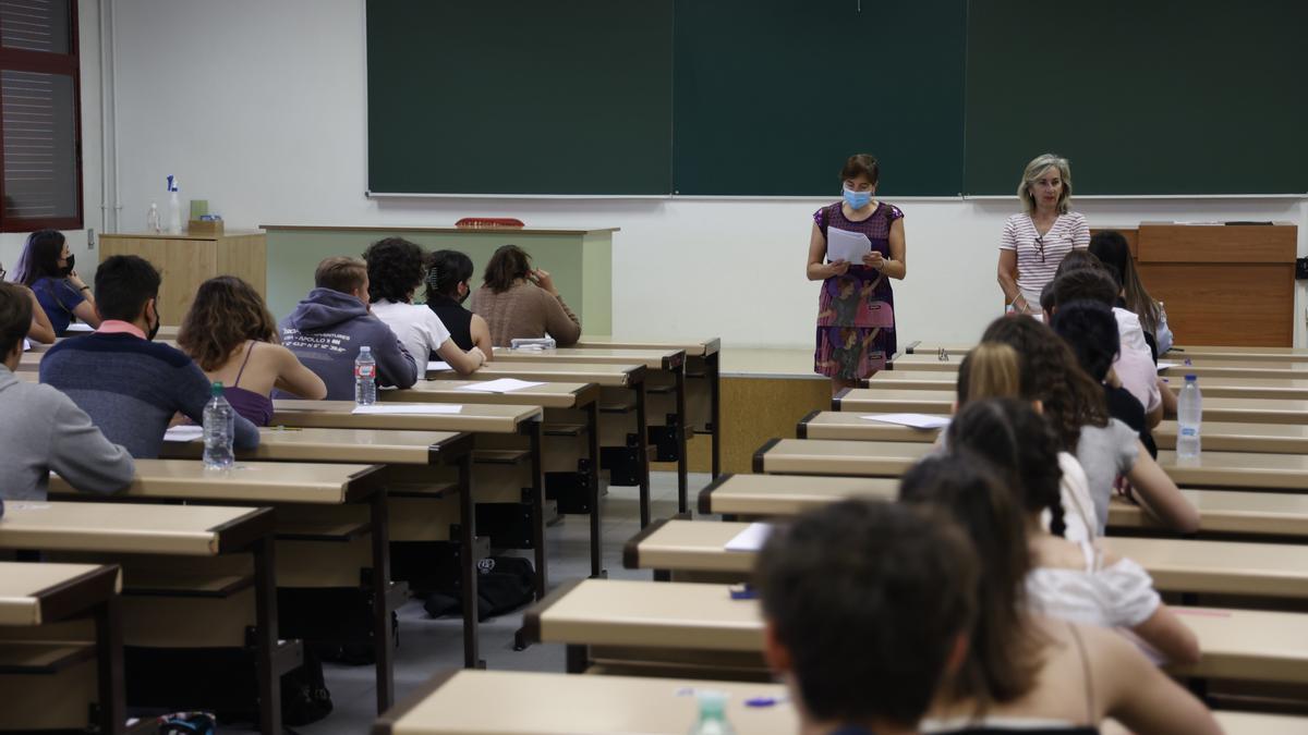 Alumnos realizan los exámenes de la EBAU en la Universidad de Valladolid.