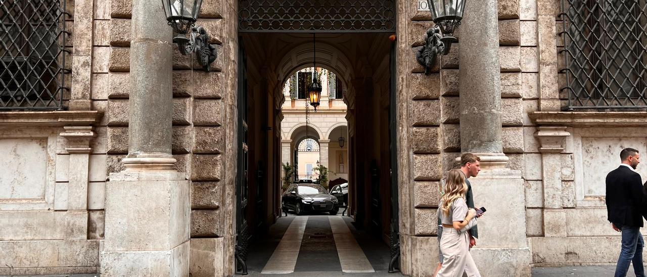 Entrada al palacio Grazzioli, actual sede de la prensa extranjera y exmansión de Berlusconi.