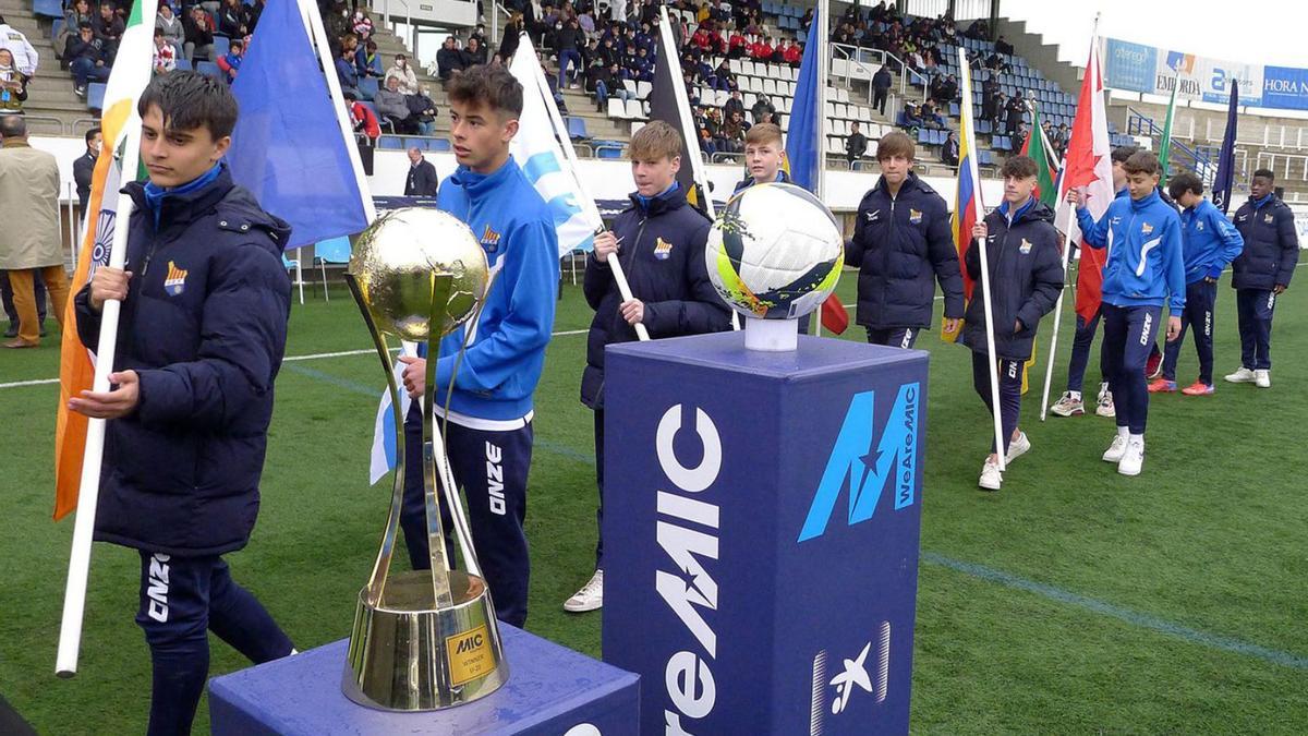 Els jugadors abanderats del Figueres, ahir a la inauguració del MIC a Vilatenim. | CONXI MOLONS