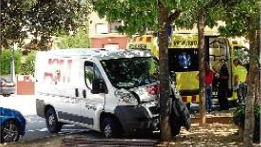 Un cotxe xoca contra un arbre a Girona 2
