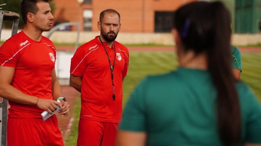 Héctor García (en el centro) antes de iniciar la primera sesión de trabajo | |  J. L. F.