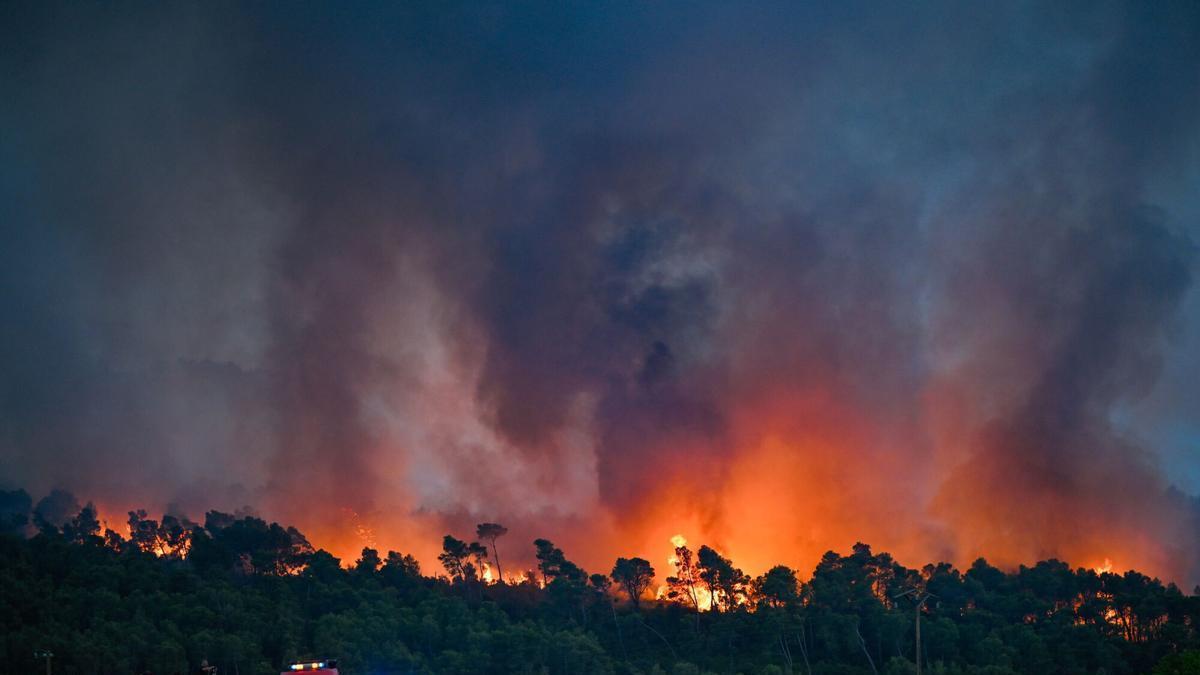 Gran incendio en el sur de Francia durante el año 2025.