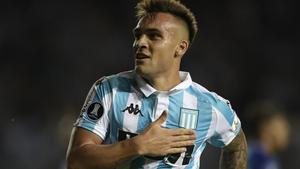 Lautaro Martínez se formó en el Club Atlético Liniers y las categorías inferiores del Racing de Avellaneda en el que debuto en el primer equipo en octubre de 2015.