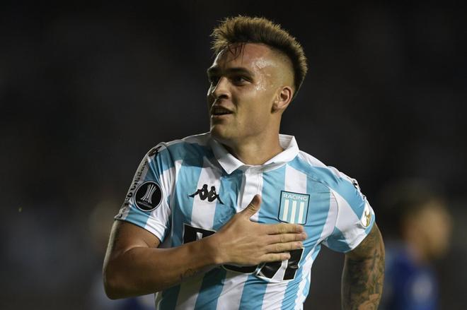 Lautaro Martínez se formó en el Club Atlético Liniers y las categorías inferiores del Racing de Avellaneda en el que debuto en el primer equipo en octubre de 2015.