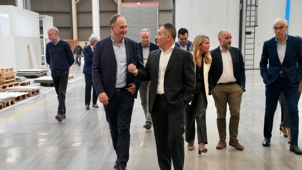 Salvador Aguilella, en una visita a una fábrica cerámica.