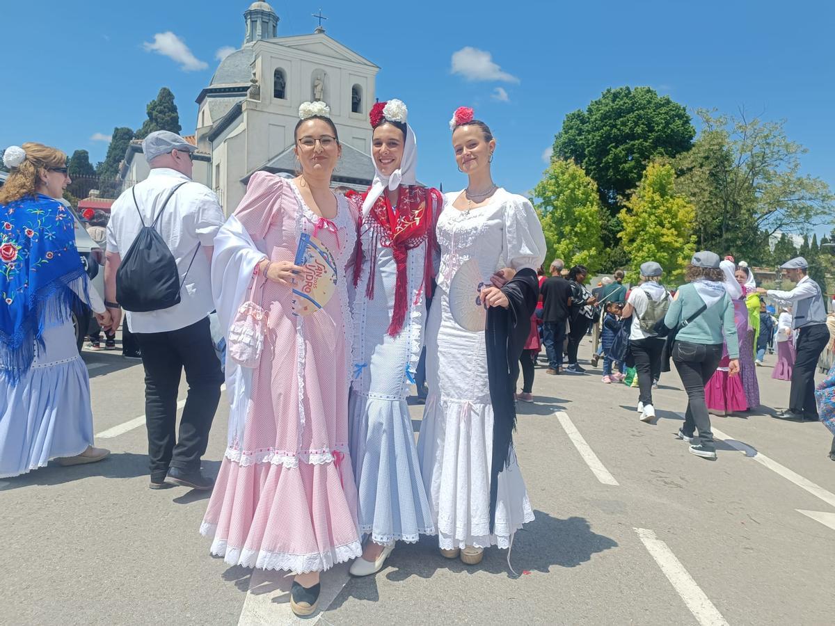 Isabel, en el centro, junto a dos amigas, en la pradera de San Isidro.