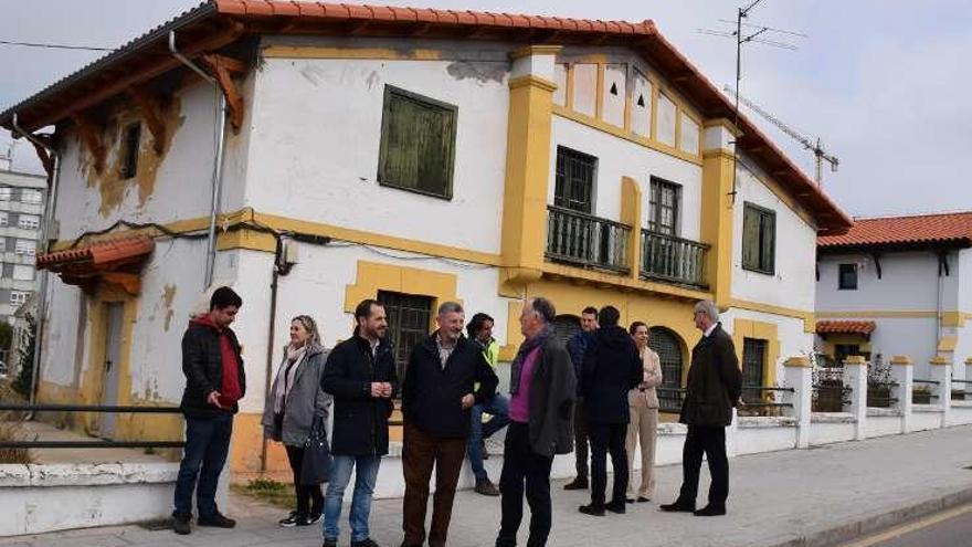 El Alcalde, con otros miembros de la Corporación, visitando las obras.