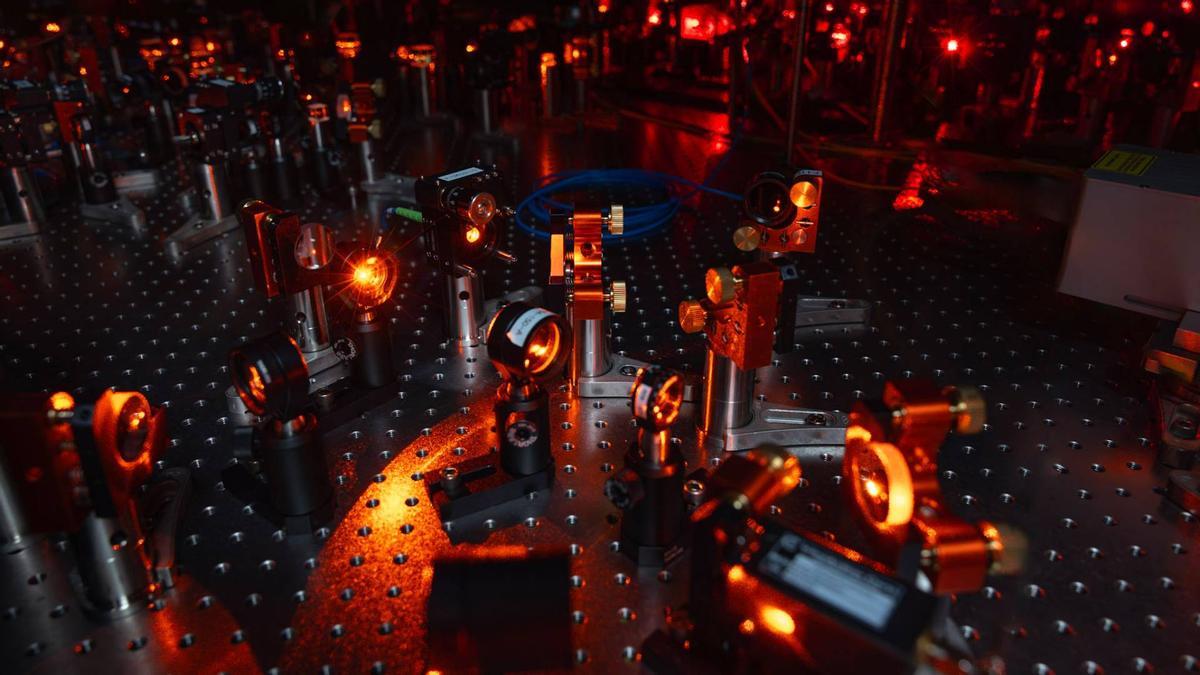 Con esta disposición de láseres y lentes, los físicos lograron por primera vez entrelazar moléculas individuales entre sí y convertirlas en bits cuánticos.