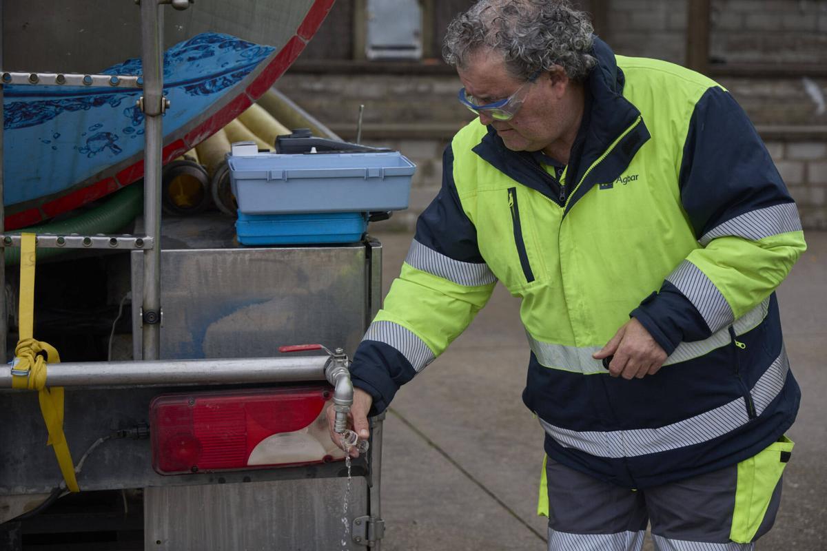 20260122 Veins de Sils agafen aigua potable d´un camió cisterna a causa que per culpa del temporal Harry, no tenen aigua potable a les llars.
