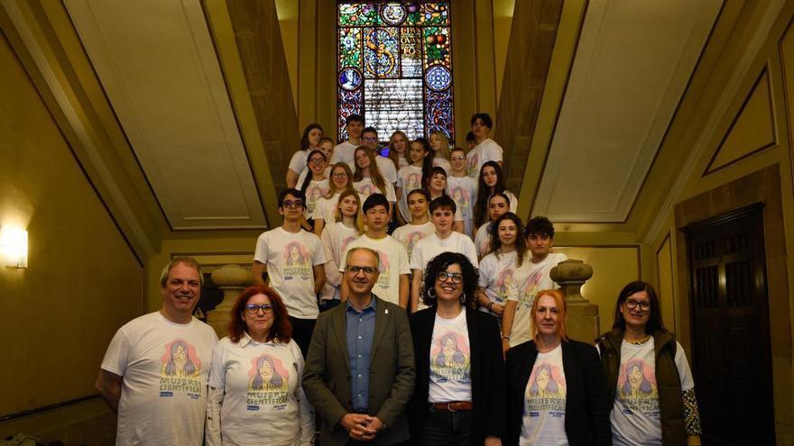 Avilés recibe a estudiantes de Hungría durante una semana para "vivir en directo la cultura y las costumbres que estudiamos en clase"