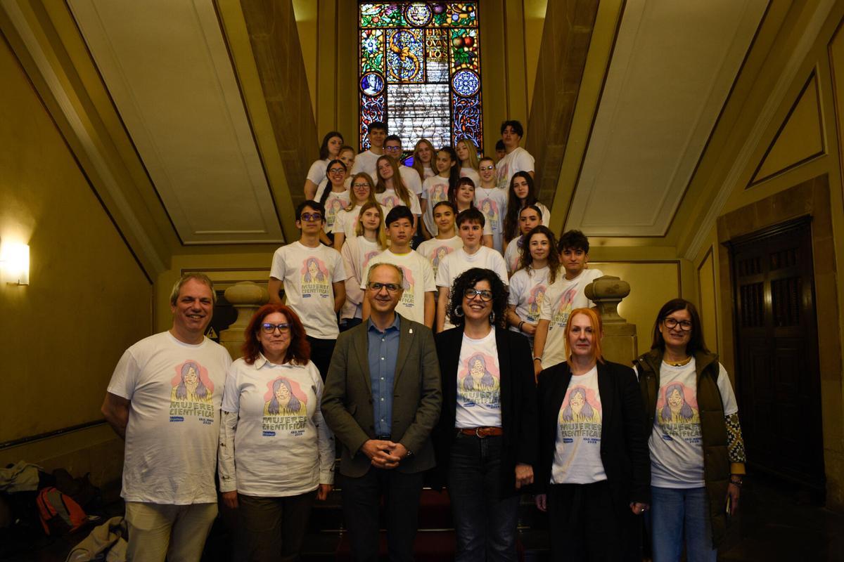 Los profesores y alumnos del instituto Menéndez Pidal y Bolyai János Gimnázium de Hungría junto al concejal de Educación, Juan Carlos Guerrero.