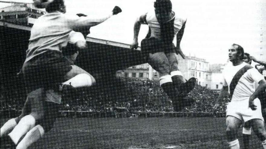 Histórica foto del gol de Beci al Rayo en la temporada 1970-71. la opinión