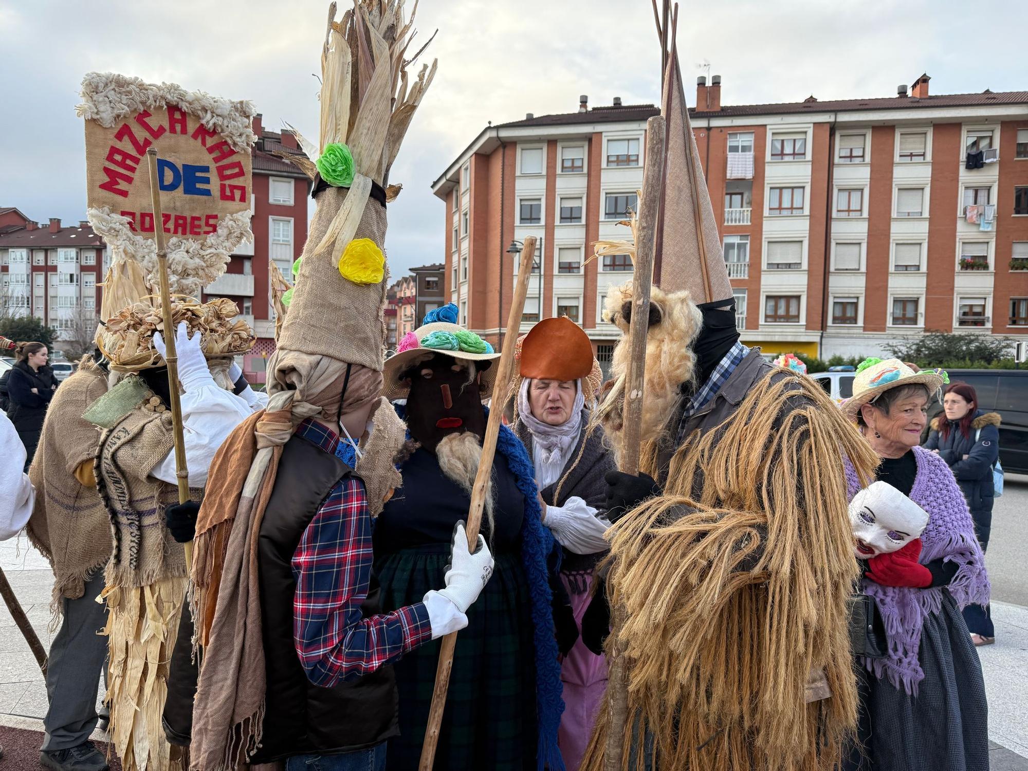 Lugones despide con desfile, música y chocolatada su carnaval