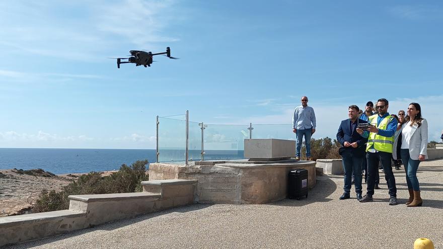 Echa a volar el dron que ayudará a detectar infracciones en la costa murciana