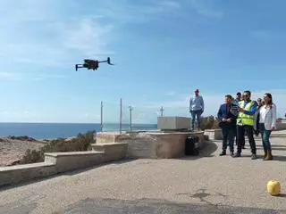 Echa a volar el dron que ayudará a detectar infracciones en la costa murciana