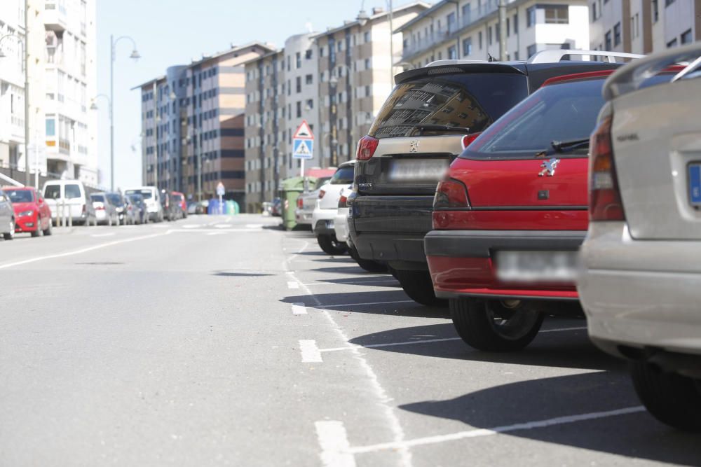 Los coches dañados por un vehículo en La Luz, Avilés