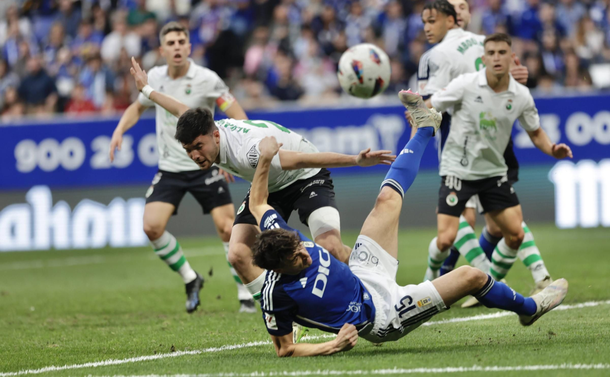 EN IMÁGENES: Partido y ambientazo del Real Oviedo-Racing de Santander disputado en el Tartiere