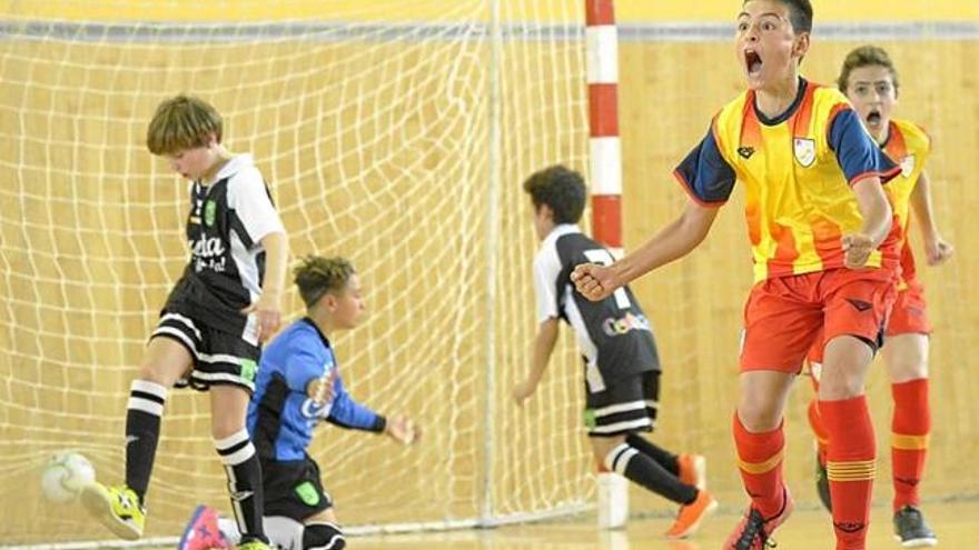 Un jugador de Catalunya celebra amb ràbia un gol davant Ceuta