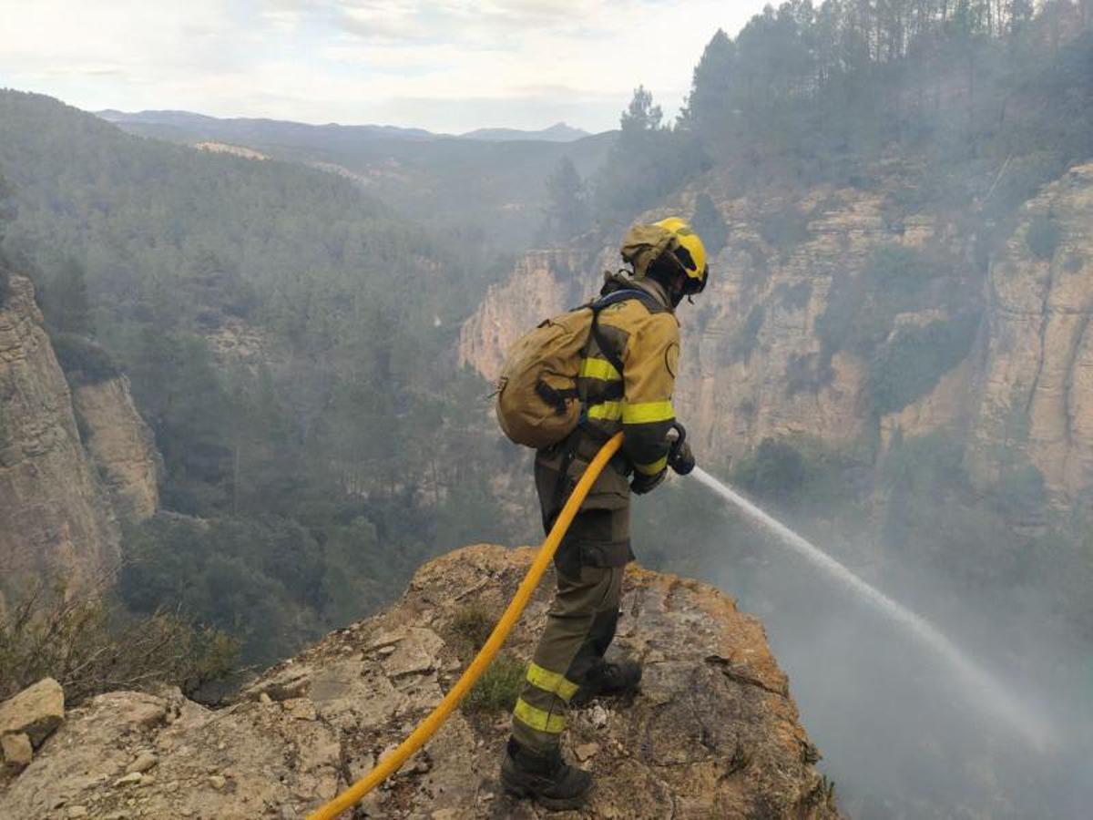 Un operario trabaja en el incendio de Teruel y Castellón, el pasado marzo. | EL PERIÓDICO