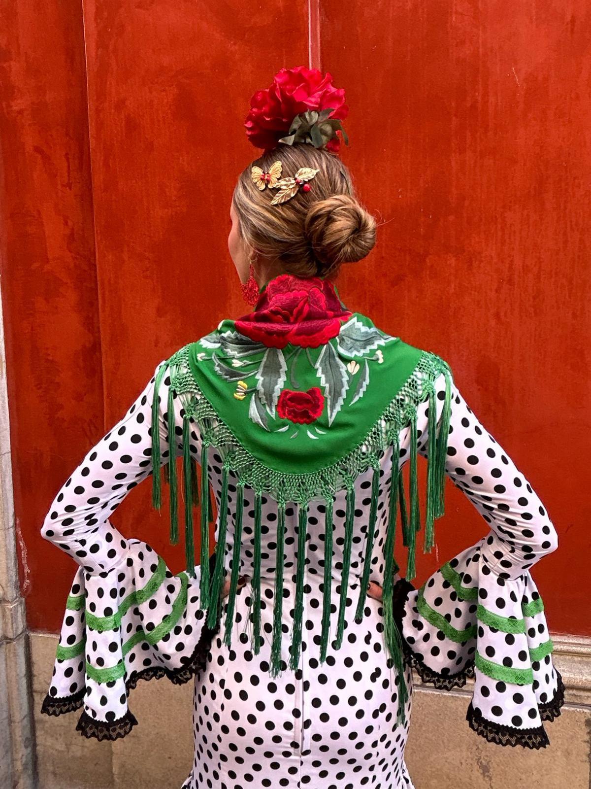 Traje de flamenca y mantoncillo de la firma Fabiola 1987, ahora con un 25% de descuento.