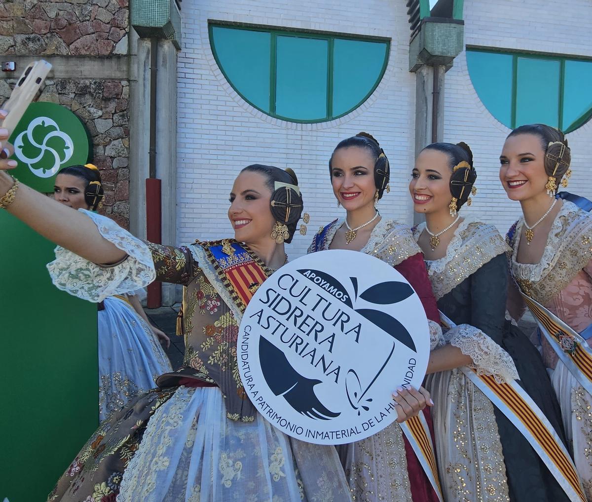 María Estela y la corte visitaron el Museo de la Sidra con Levante-EMV