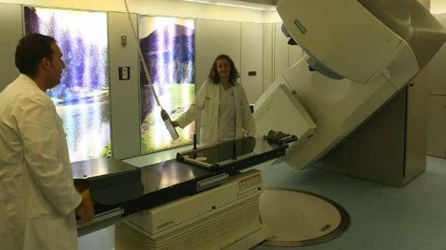 Médicos muestran uno de los aceleradores operativos. // Jesús de Arcos