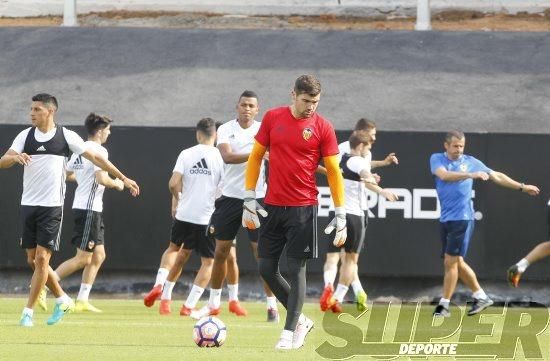 Caras largas tras perder ante el Betis