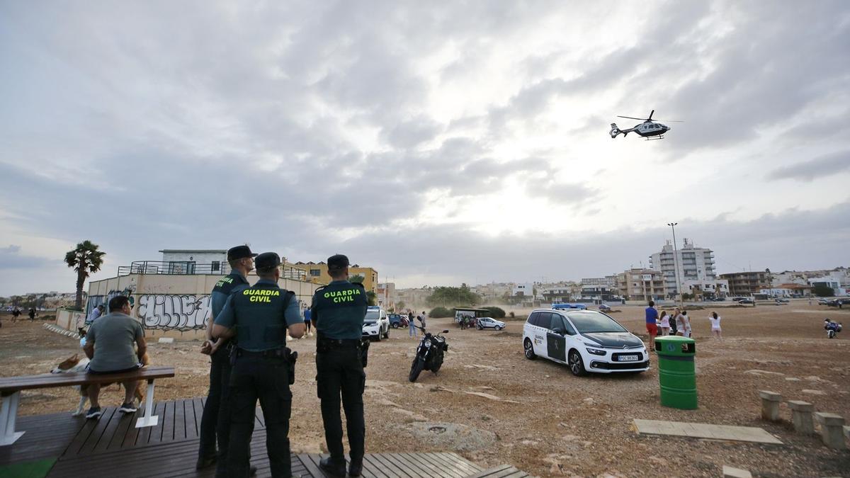 Hallan el cadáver de una mujer y buscan el de un hombre en las calas de Torrevieja