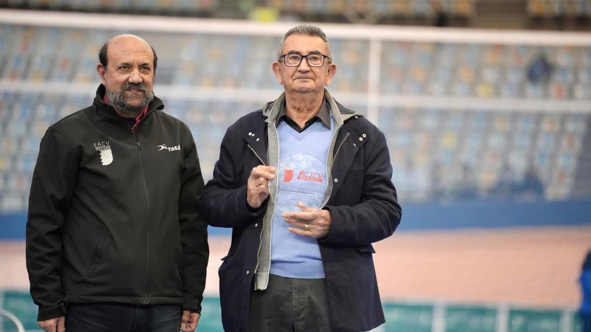 Pep Martí, marido de Amparo, posa con la placa junto al presidente de la FACV, Vicent Añó