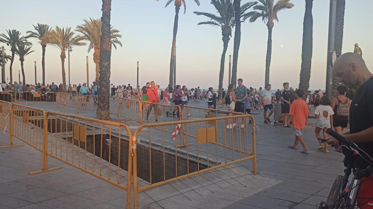 Obras para sustituir los contenedores soterrados en el paseo marítimo de Juan Aparicio que están terminando estos días. La instalación antigua sumaba más de dos décadas