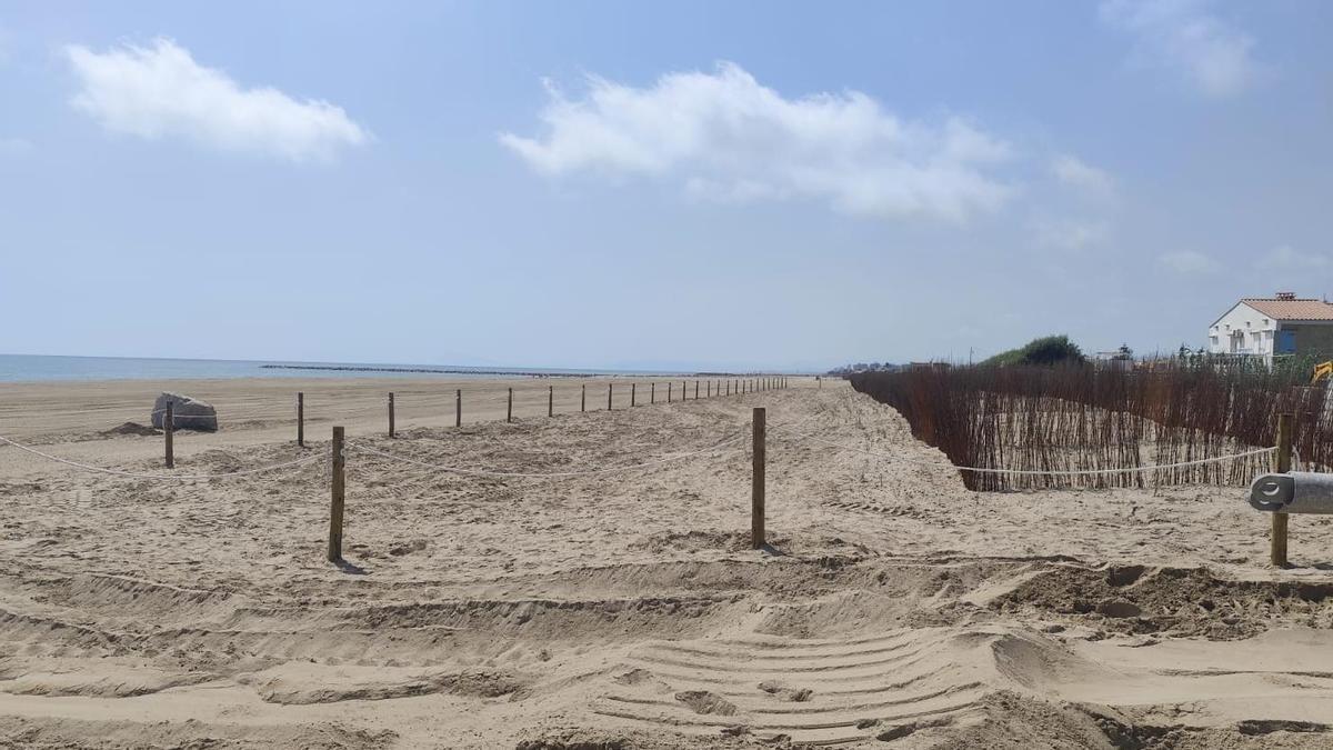 Una perspeciva de las playas del litoral sur ya completamente regeneradas y sin maquinaria pesada.