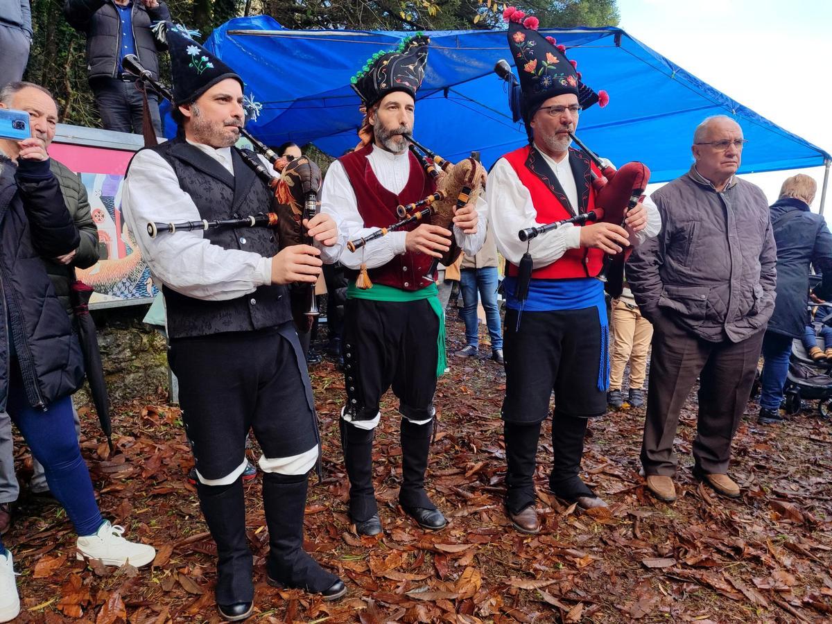 El Grupo de Gaitas Os Liboreiros tocando en un momento de la romería de Santos Reis, ayer.