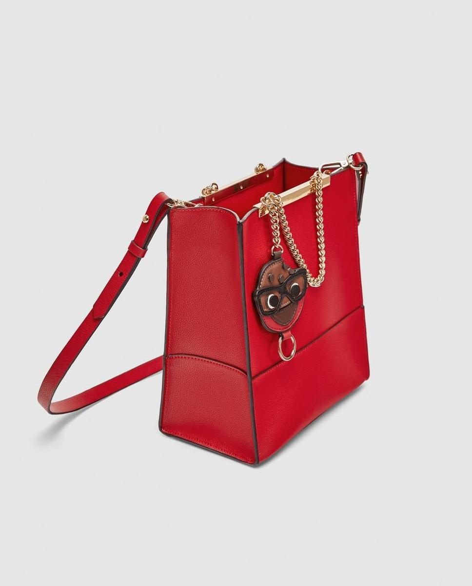 Mini shopper rojo con colgante de galleta de Zara. (Precio: 25, 95 euros)