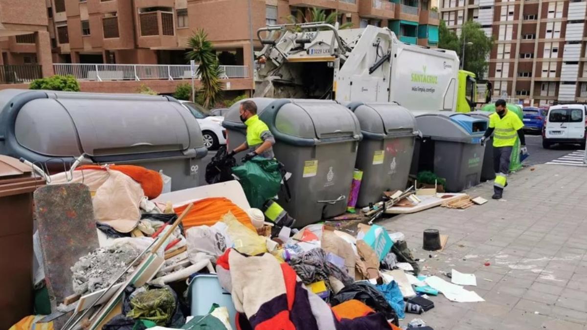 Unos operarios realizan tareas de recogida de basura.