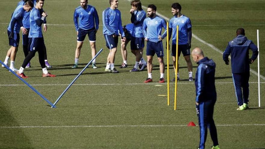Los jugadores del Real Madrid, ayer durante el entrenamiento en Valdebebas. // J.J. Guillén