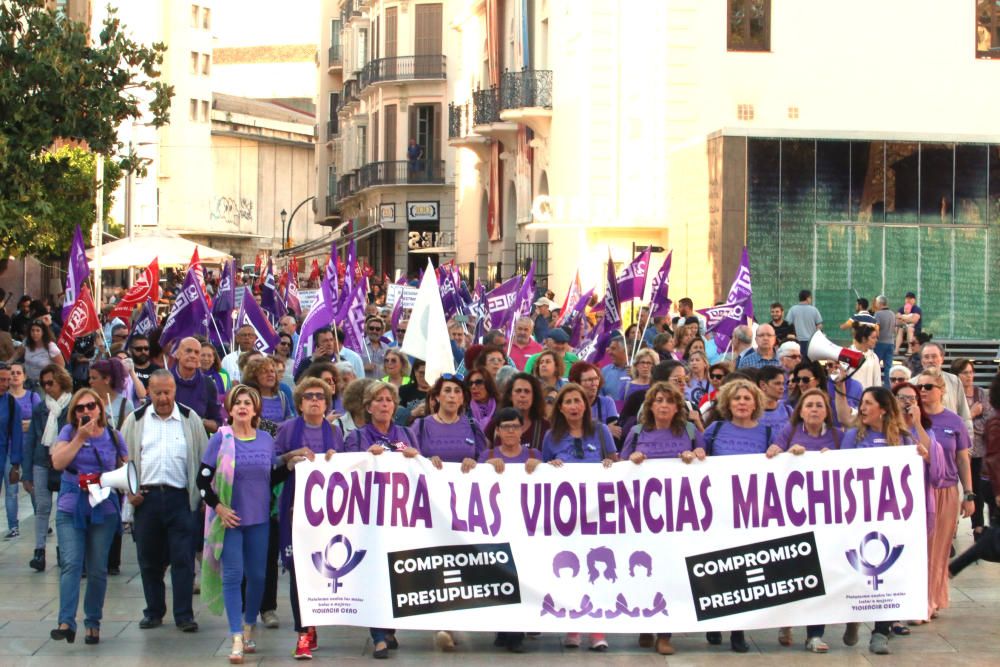 Casi 300 personas se concentran en la plaza de la Merced contra la violencia machista