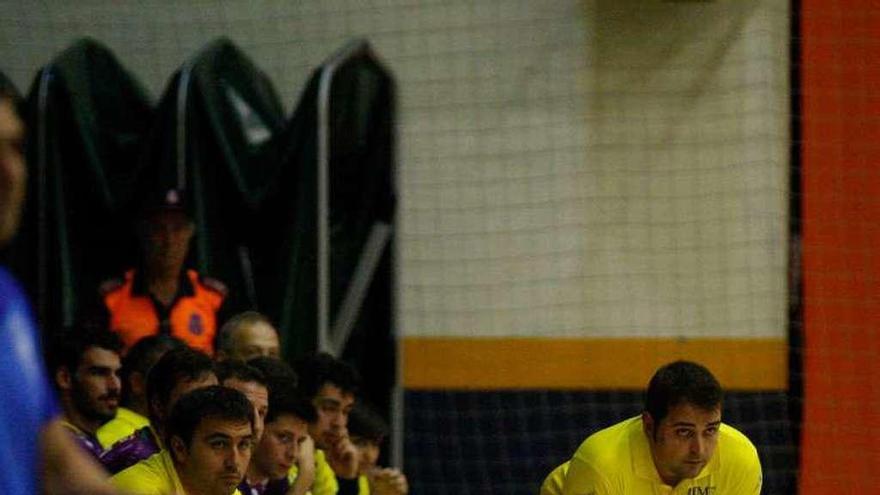 García Valiente observa una acción desde el banquillo.