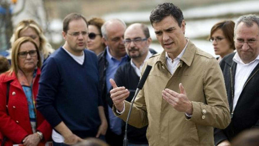 Pedro Sánchez reúne a la cúpula del PSOE en un pueblo inundado por el Ebro