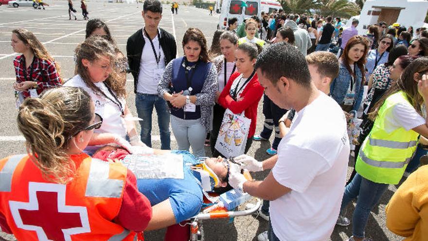 Los estudiantes de enfermería atienden a las explicaciones de un profesional durante el simulacro, ayer.