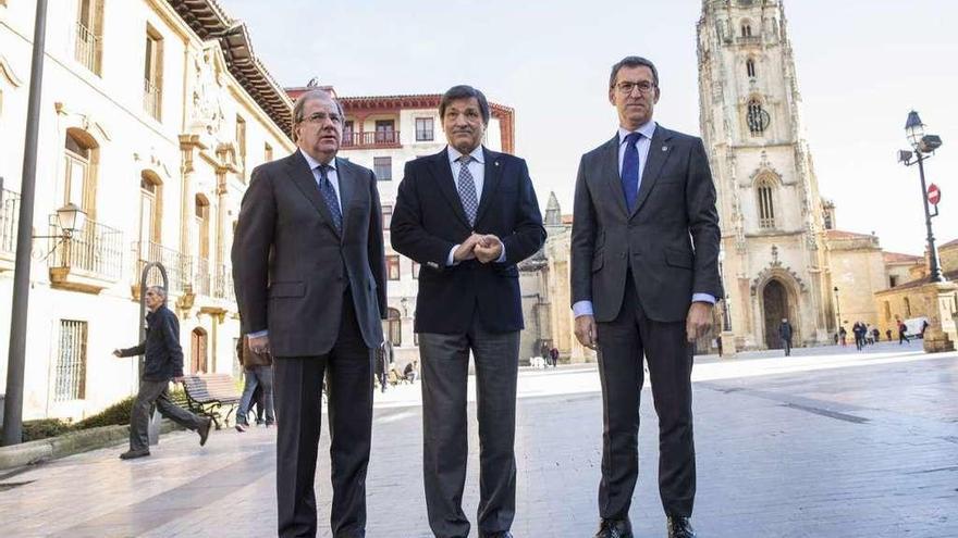 Juan Vicente Herrera, de Castilla y León; Javier Fernández, de Asturias, y Alberto Núñez Feijóo, ayer en Oviedo.