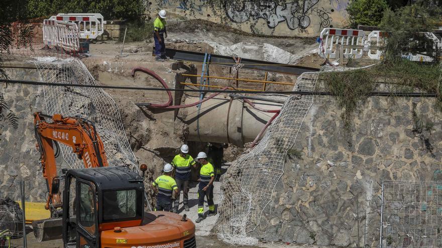 Las obras en la ladera del río en Elche, para tratar de subsanar el problema de la Fundación Salud Infantil, se prolongarán más de dos semanas