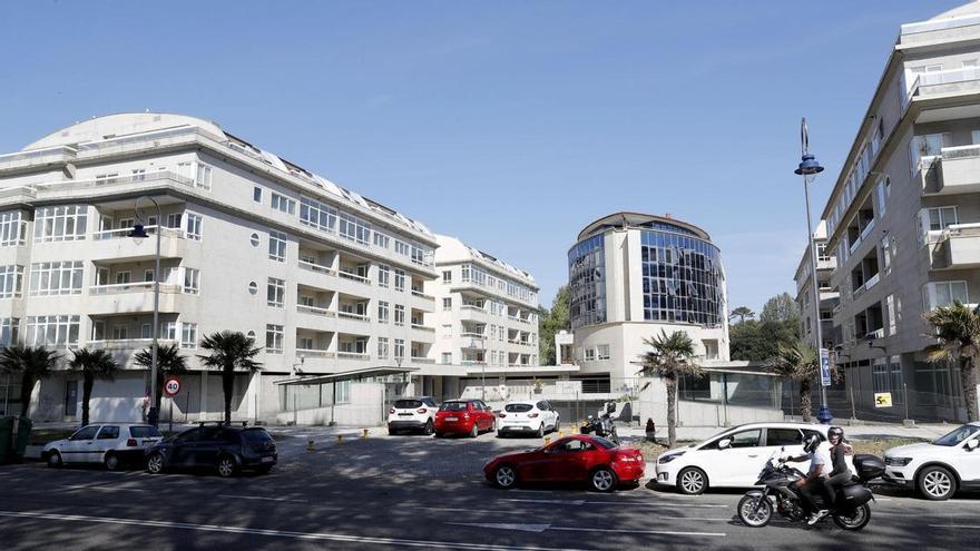 Trasladan al hospital a dos heridos por un incendio en un piso turístico de Samil