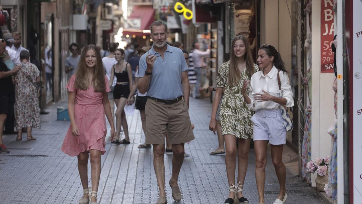 Los Reyes y sus hijas sorprenden a vecinos y turistas dando un paseo por Palma