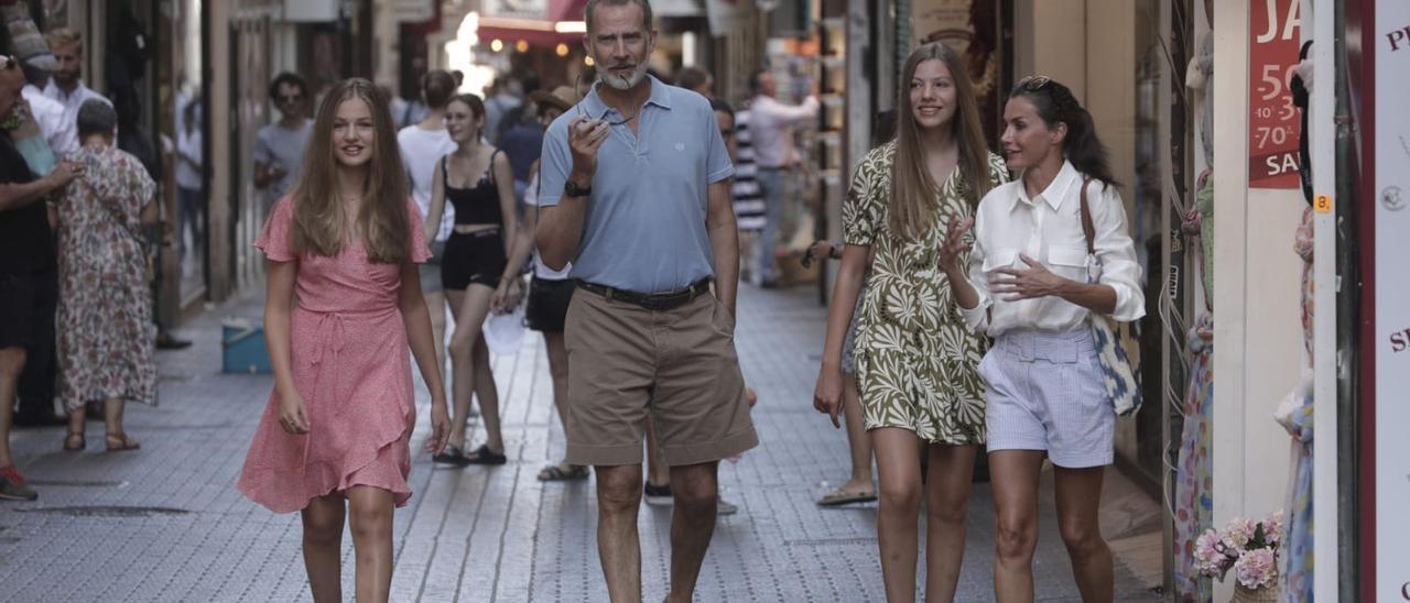 Los Reyes y sus hijas sorprenden a vecinos y turistas dando un paseo por Palma