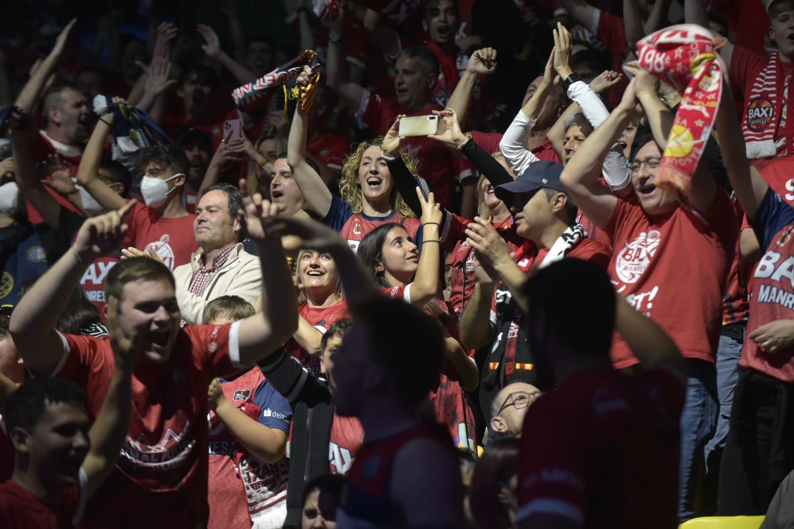 Una afició bolcada dona el seu escalf al Baxi Manresa en la semifinal de la Basketball Champions League